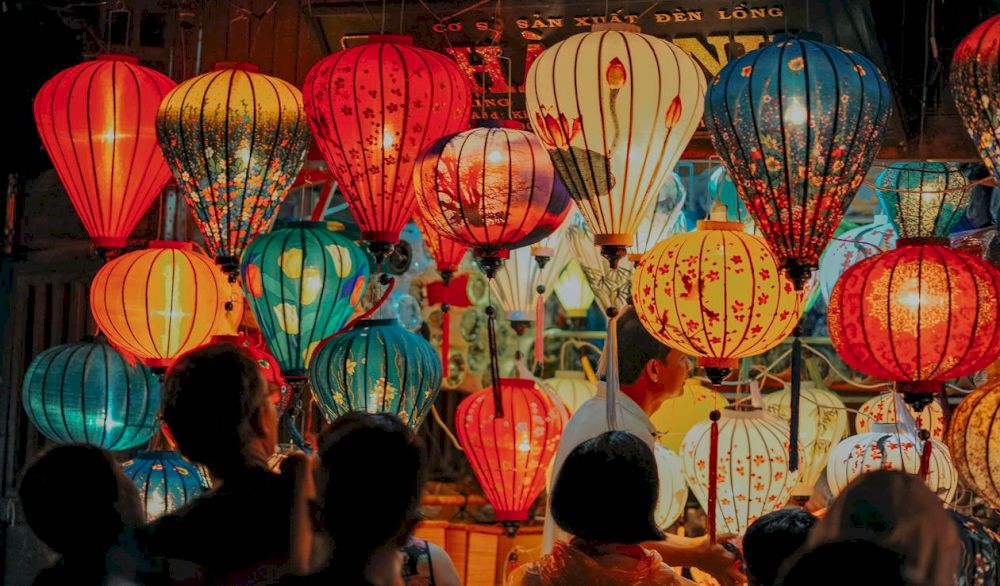 On full moon nights, Hoi An glows with shimmering beauty, inviting visitors to stroll and admire intricate lantern designs (Source: Pexels)